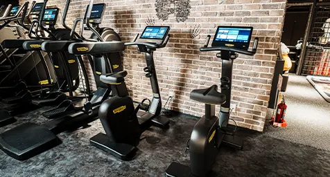 ジムエリア トレーニングマシン アップライトバイク イメージ