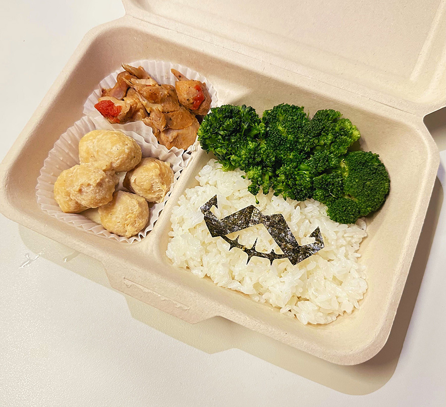 「UTAGEメシ」スパイシーチキンと豆腐団子のネギ味噌ソース